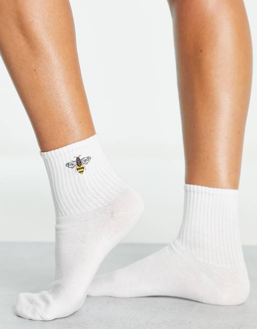 Monki – Knöchelhohe Baumwoll-Socken in Weiß mit Bienen-Stickerei - WHITE