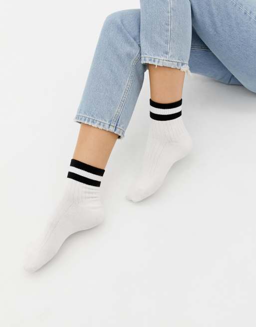 Monki – Knöchelhohe Sportsocken in Weiß mit schwarzen Streifen