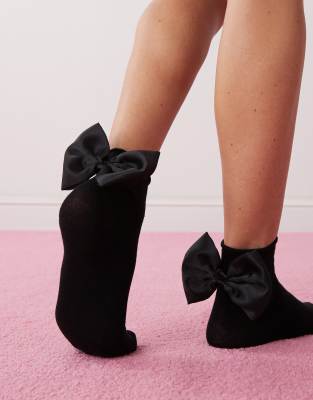 Monki - Knöchelsocken in Schwarz mit Schleifendetail-Weiß