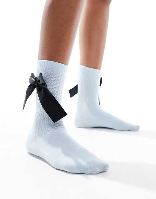 Monki – Knöchelsocken in Staubblau mit schwarzer Satinschleife, 4 von 4
