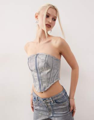 Monki - Korsett-Top aus Denim in holografischer Waschung, Kombiteil-Blau