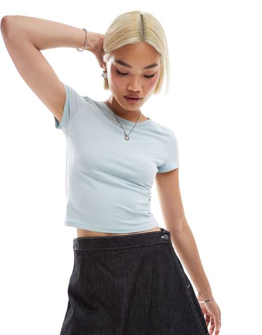 Monki - Krympet og lyseblå T-shirt i ribstrik