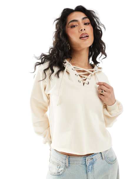 Monki – Kurz geschnittener Kapuzenpullover in Wollweiß mit Schnürdetail - view 1
