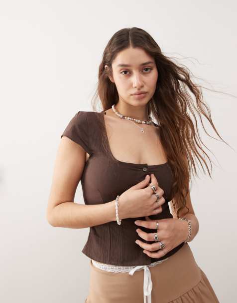 Monki – Kurzärmlige Baumwollbluse in Braun mit U-Ausschnitt - view 1