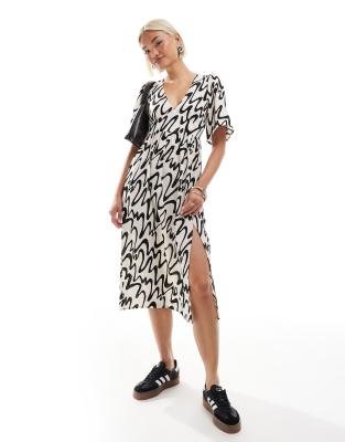 Monki - Kurzärmliges, abstrakt gemustertes Midi-Sommerkleid in Schwarz-Weiß mit seitlichem Schlitz, exklusiv bei ASOS-Bu...