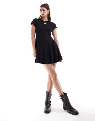 Monki - Kurzärmliges Jersey-Minikleid in Schwarz mit A-Linien-Rock