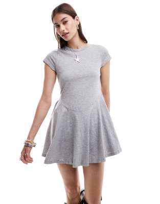 Monki - Kurzärmliges Mini-Jerseykleid in Grau meliert mit A-Linien-Rock