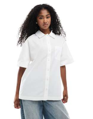 Monki - Kurzärmliges Oversize-Hemd in Weiß