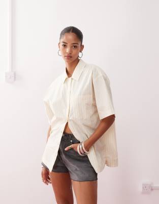 Monki - Kurzärmliges Oversize-Hemd mit weißen und buttergelben Streifen