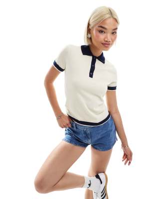 Monki - Kurzärmliges Polo-Oberteil aus Strick in Beige und Marineblau