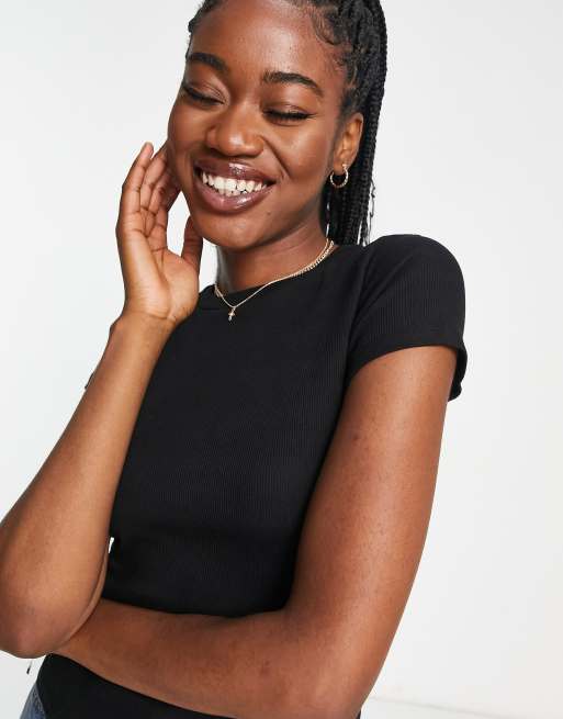 Monki – Kurzärmliges T-Shirt in Schwarz