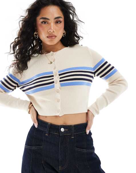 Monki – Kurze geschnittene Strickjacke in Beige mit Streifen in Blau - view 1