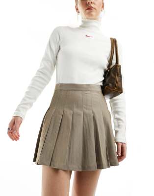 Monki – Kurzer Faltenrock in Dunkelbeige