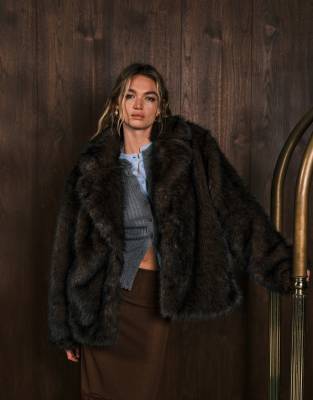 Monki - Kurzer Oversize-Kunstpelzmantel in dunklem Schokoladenbraun mit Kragendetail-Brown