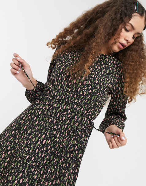 Monki – Kurzes, gepunktetes Skaterkleid mit geraffter Taille in Schwarz