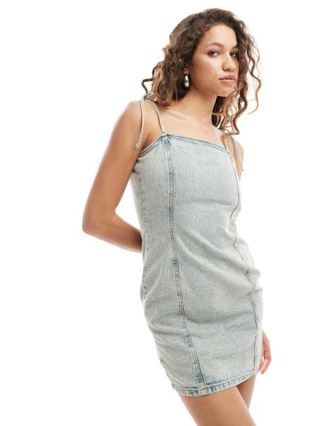 Monki – Kurzes Jeanskleid in Beige mit Riemchen-Bindedetail - view 1