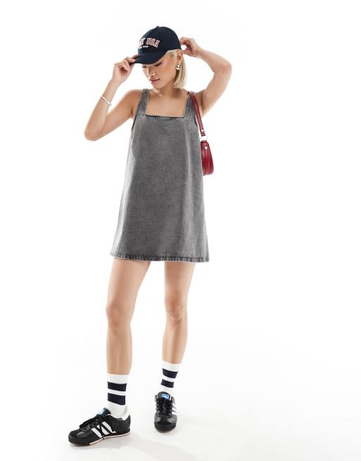 Monki – Kurzes Latzkleid in verwaschenem Dunkelgrau