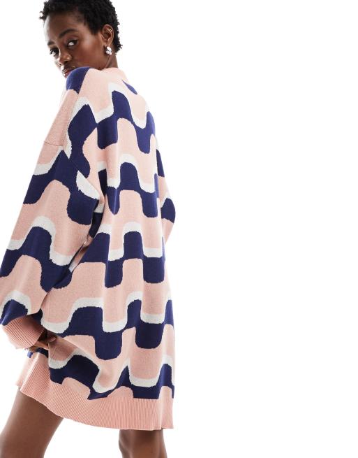 Monki – Kurzes Oversize-Strickkleid aus Jacquard in Blau und Rosa mit wellenförmigem Streifenmuster, 2 von 4