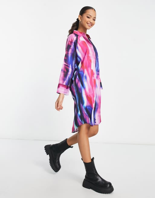 Monki – Kurzes Oversized-Hemdkleid mit abstraktem Muster in Rosa und Lila