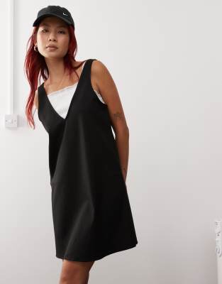 Monki - Kurzes Schürzenkleid in Schwarz