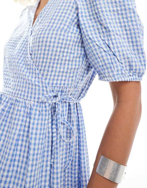Monki - Lagdelt slå om-midikjole i bæk-og-bølge-stof med blåt/hvidt gingham-tern, 3 af 4