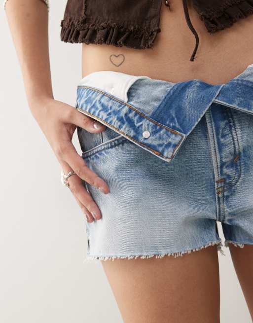 Monki - Lana - Short en jean avec taille basse rabattue - Bleu délavé , 2 de 5