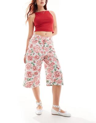 Monki - Lang geschnittene Hosenrock-Shorts mit Rosenmuster-Bunt