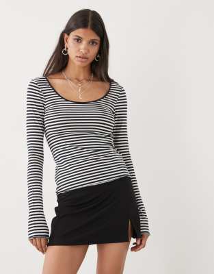 Monki - Langärmeliges, gestreiftes Slim-Fit-T-Shirt in Schwarz und Wollweiß mit Rundhalsausschnitt