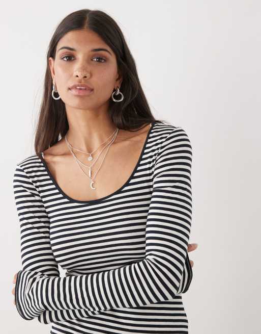 Monki – Langärmeliges, gestreiftes Slim-Fit-T-Shirt in Schwarz und Wollweiß mit Rundhalsausschnitt, 3 von 4