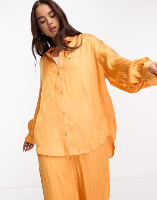 Monki – Langärmlige Bluse aus Satin-Jacquard in Orange mit voluminösen Ärmeln, Kombiteil