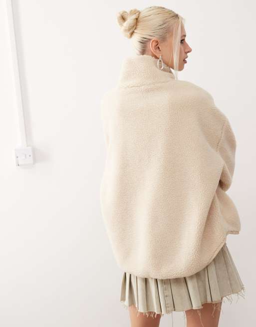 Monki – Langärmlige Fleece-Jacke in gebrochenem Weiß mit Reißverschluss, Kontrastbesatz und Futter mit rosa Blumenmuster, 2 von 4
