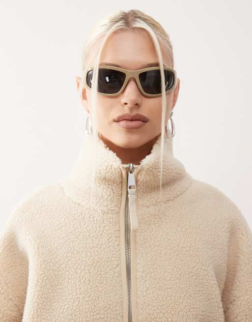 Monki – Langärmlige Fleece-Jacke in gebrochenem Weiß mit Reißverschluss, Kontrastbesatz und Futter mit rosa Blumenmuster, 4 von 4