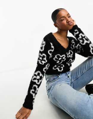 Monki - Langärmliger, kurzer Pullover aus flauschigem Strick in Schwarz mit weißem Blumen-Jacquardmuster