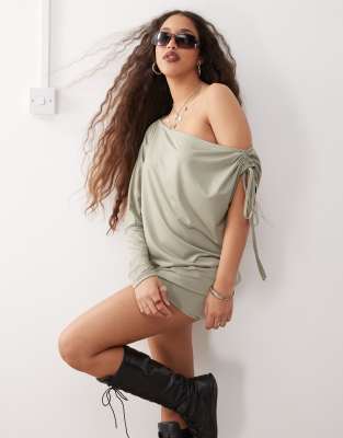 Monki - Langärmliges, drapiertes Minikleid in Khaki-Grün