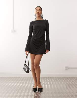 Monki - Langärmliges, gerafftes Minikleid in Schwarz