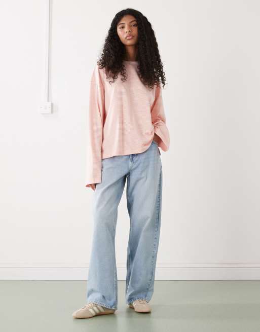 Monki – Langärmliges, gestreiftes Oversize-Shirt in Rosa und Korallrot mit Seitenschlitzen