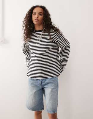Monki - Langärmliges, gestreiftes Oversize-Shirt in Schwarz und Weiß mit Seitenschlitzen