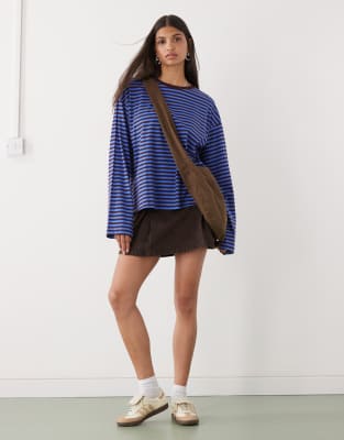 Monki - Langärmliges, gestreiftes Oversize-T-Shirt in Blau und Burgunderrot mit Seitenschlitzen-Lila