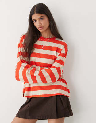 Monki - Langärmliges, gestreiftes Oversize-T-Shirt in Rot und Beige mit Seitenschlitzen