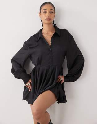 Monki - Langärmliges Hemdkleid in Schwarz aus Crinkle-Satin mit fließendem Rock-Lila