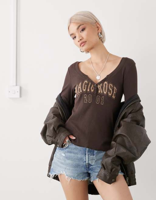 Monki – Langärmliges Henleyshirt in verwaschenem Schokobraun mit Knopfleiste, ausgestellten Ärmeln und College-Print in Gelb