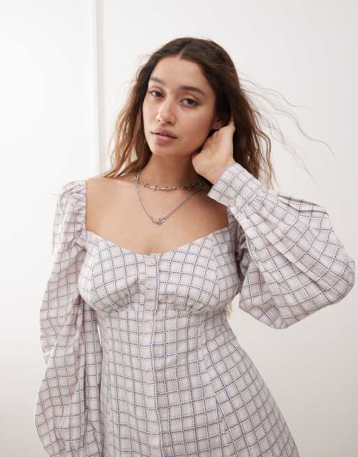 Monki – Langärmliges, langes Kleid in kariertem Rosa mit eckigem Ausschnitt, 3 von 4