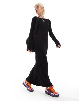 Monki - Langärmliges Maxi-Strickkleid in Schwarz mit schmalem Schnitt