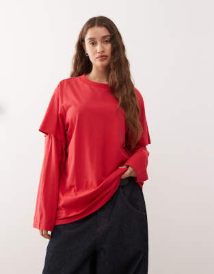 Monki - Langärmliges, mehrlagiges Oversize-T-Shirt in Rot