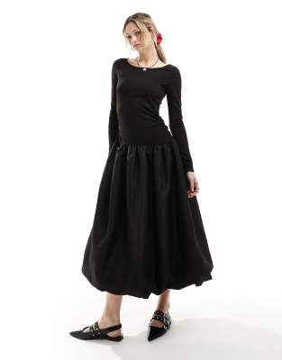 Monki - Langärmliges Midikleid aus Taft in Schwarz