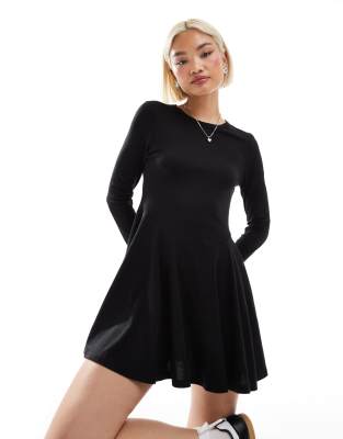 Monki - Langärmliges Mini-Skaterkleid in Schwarz