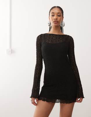 Monki - Langärmliges Minikleid aus Spitze in Schwarz