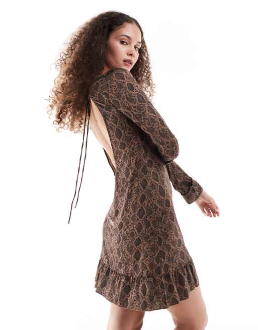 Monki – Langärmliges Minikleid in Braun mit Rückenausschnitt und Schlangenmuster, 4 von 4