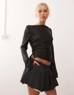 Monki - Langärmliges Oberteil aus Knitter-Satin in Schwarz mit U-Boot-Ausschnitt