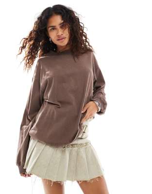 Monki - Langärmliges Oversize-Oberteil aus schwerem Material in verwaschenem Braun-Brown